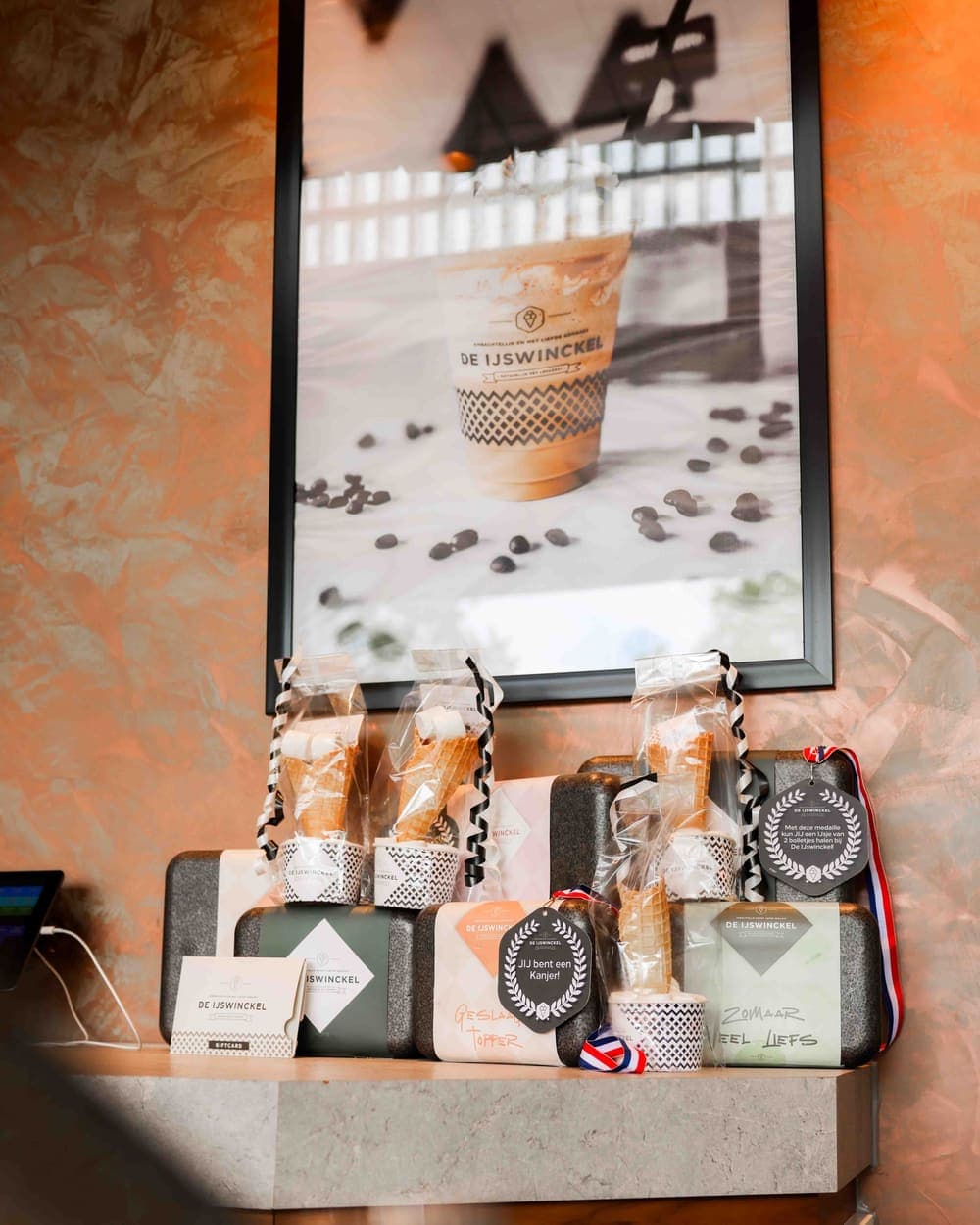 Gift packages and a De IJswinckel gift card on a shelf in the shop