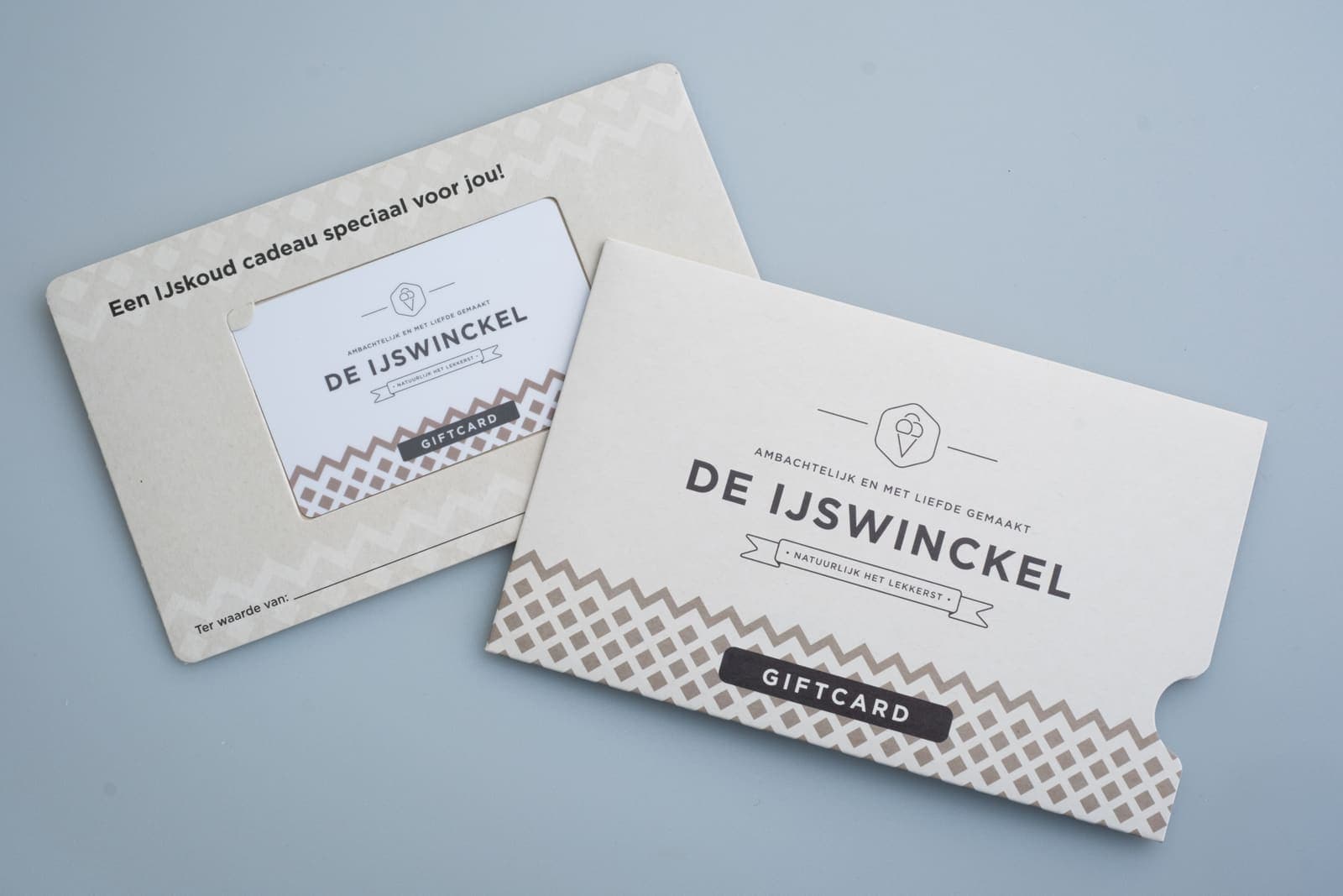 The luxury cardboard gift sleeve from De IJswinckel with the IJspas inside, front and back