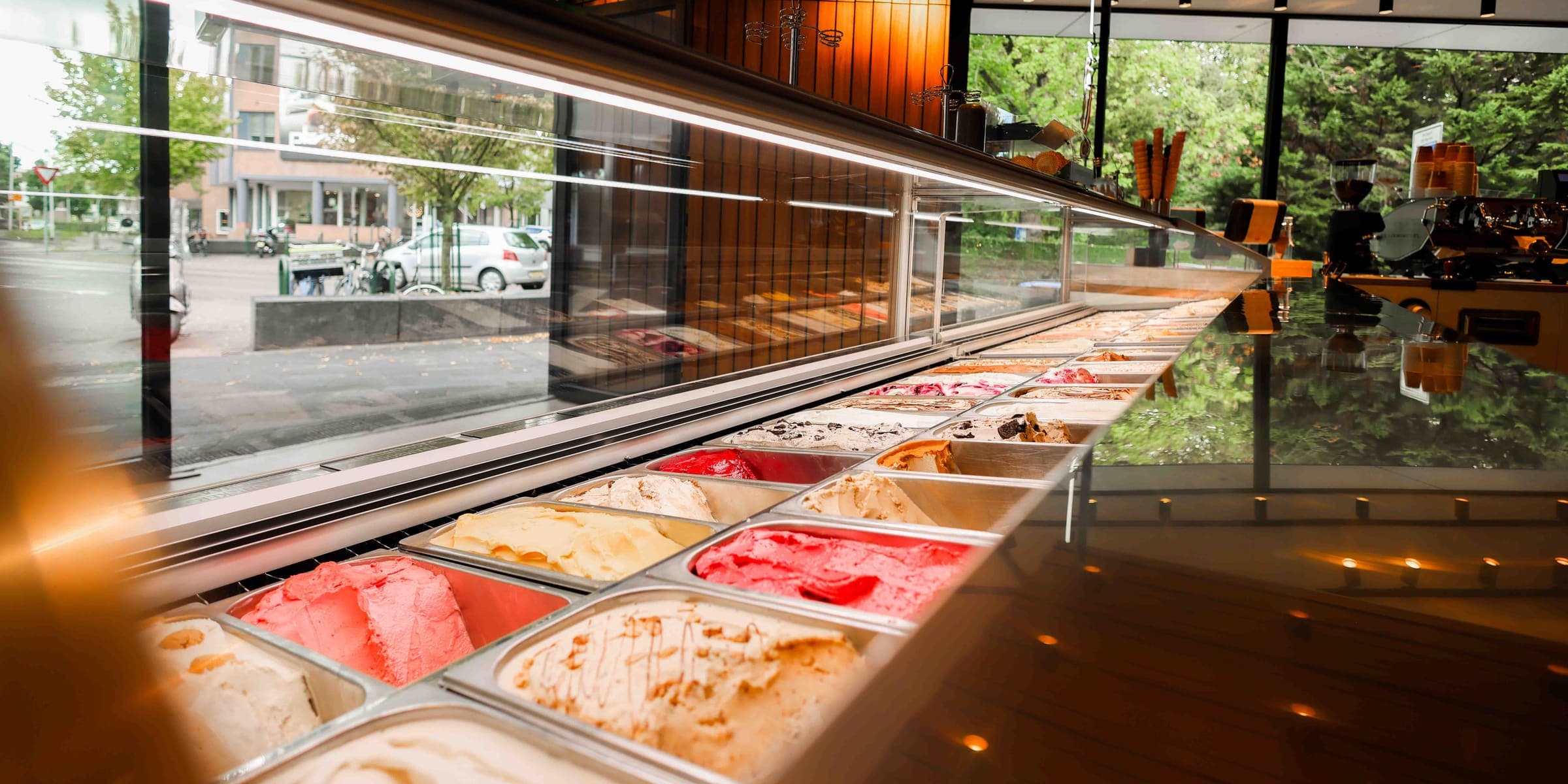 Die Eisvitrine von De IJswinckel mit Dutzenden Sorten nebeneinander